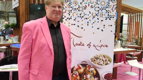 Peter Cox, fondateur de Pheno Geno Roses, n’a pas peur de bousculer tous les codes et habitudes. Il explore tous les potentiels des rosiers de jardin, via ses multiples expériences professionnelles, ses réseaux de producteurs, ses partenaires de la recherche en génétique… ©Odile Maillard